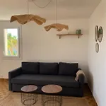 Appartement Avec Vue Sur Chateau Et Piscine Privee